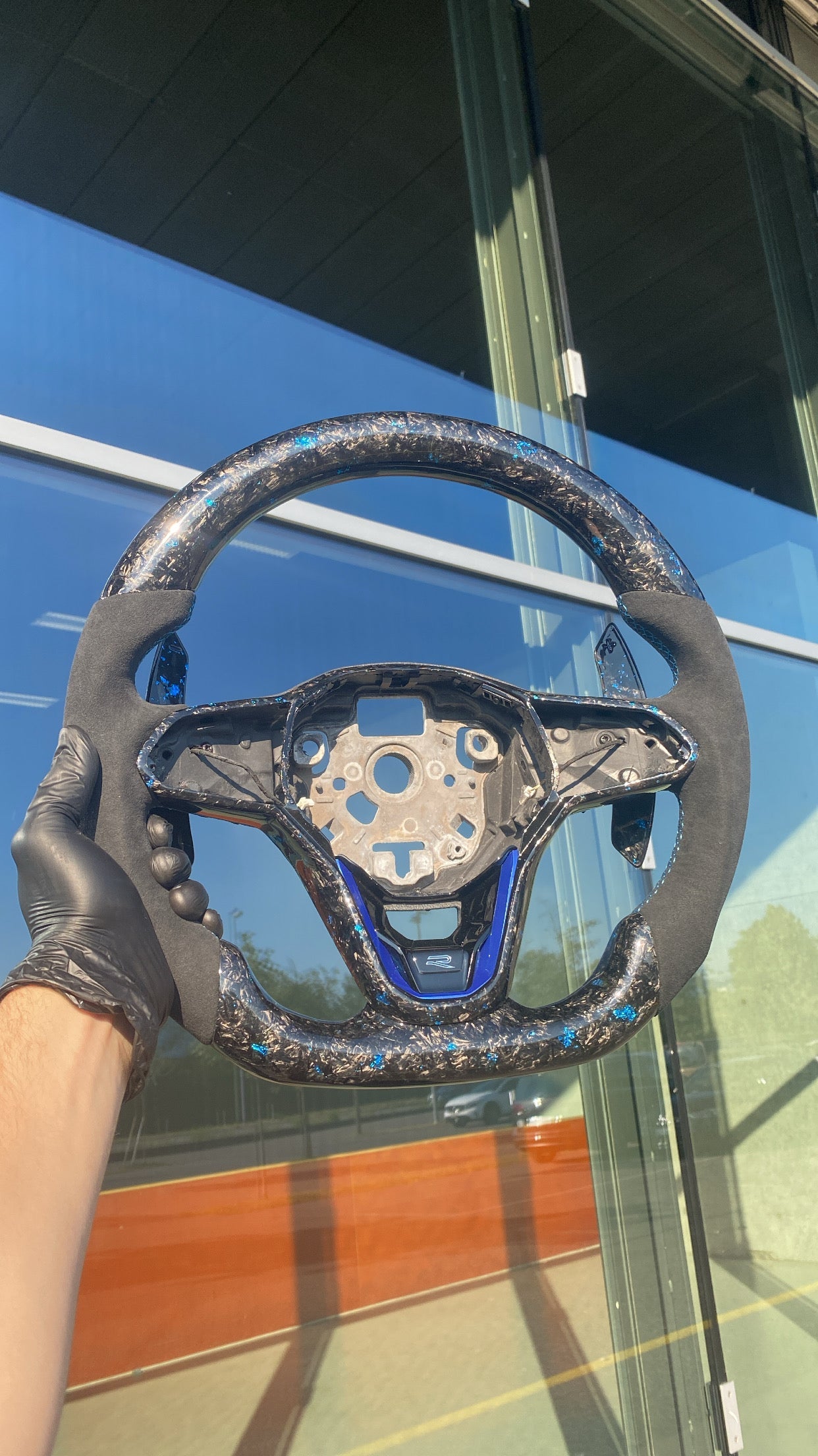 Volant sport en carbone forgé avec éclats de couleur pour VW Golf 8