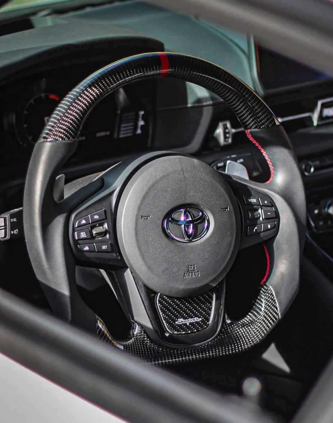 Volant sport Toyota Supra en carbone