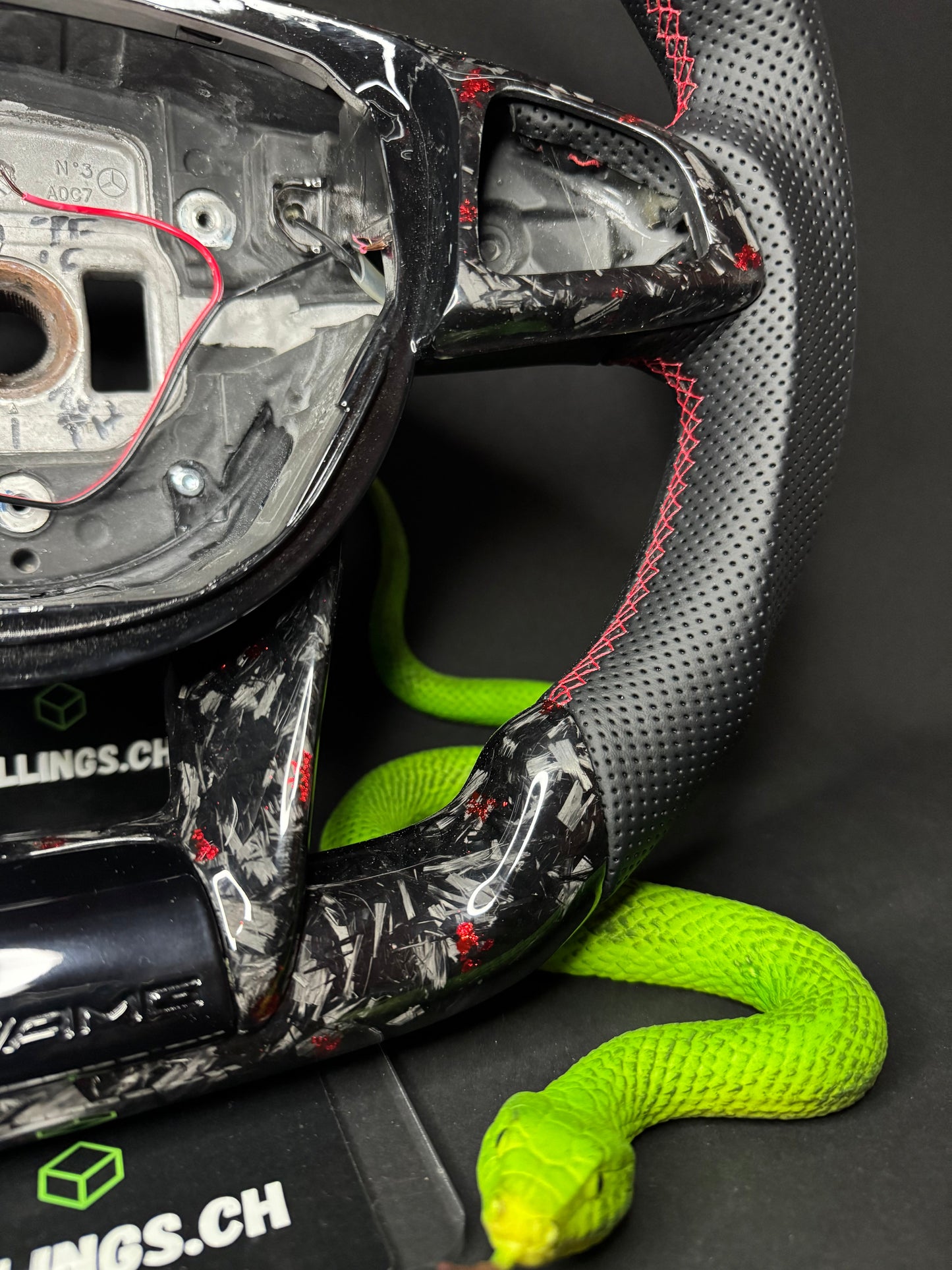 Volant sport Mercedes AMG Carbone forgé Éclats de couleur (LED)