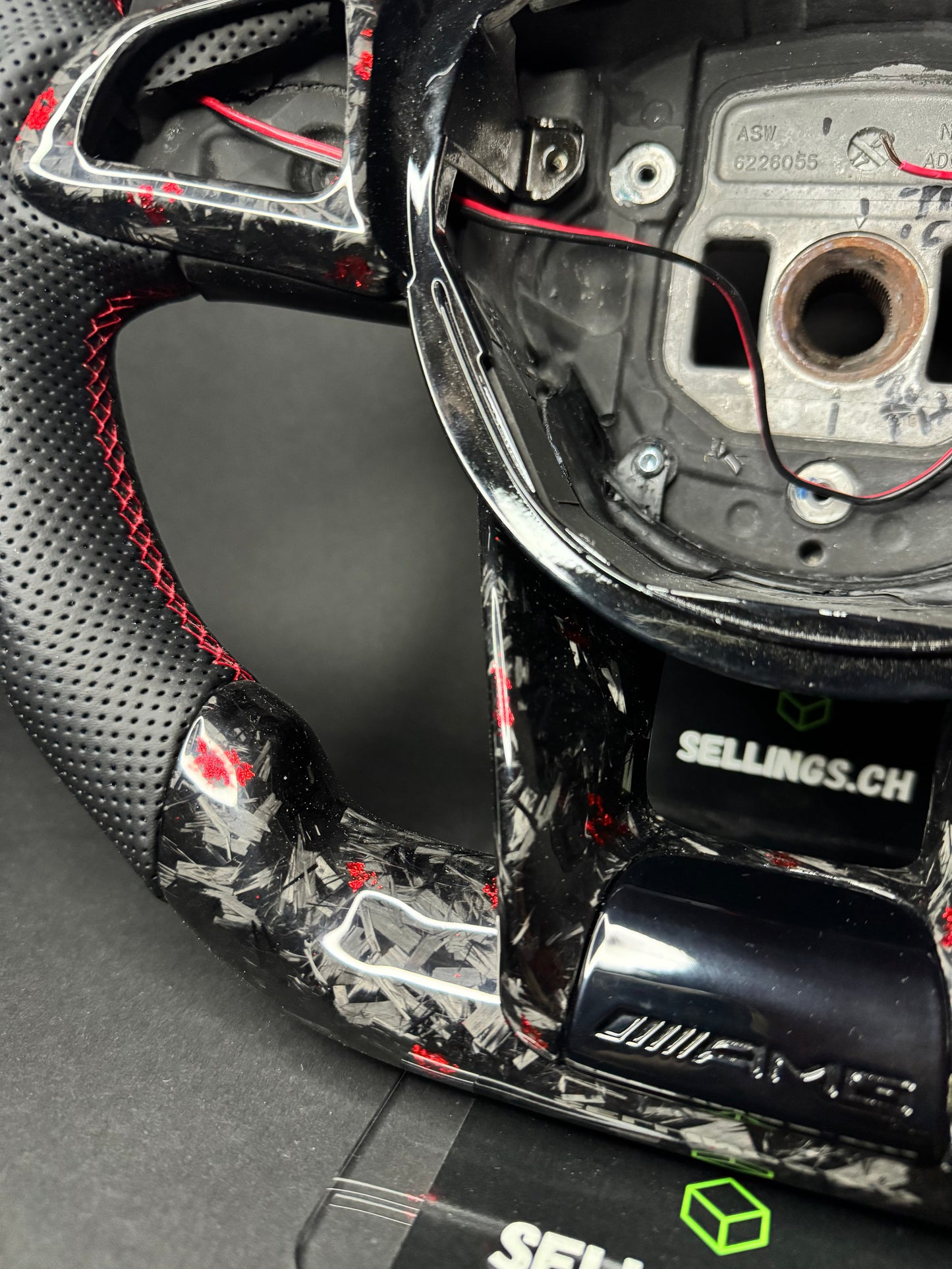 Volant sport Mercedes AMG Carbone forgé Éclats de couleur (LED)