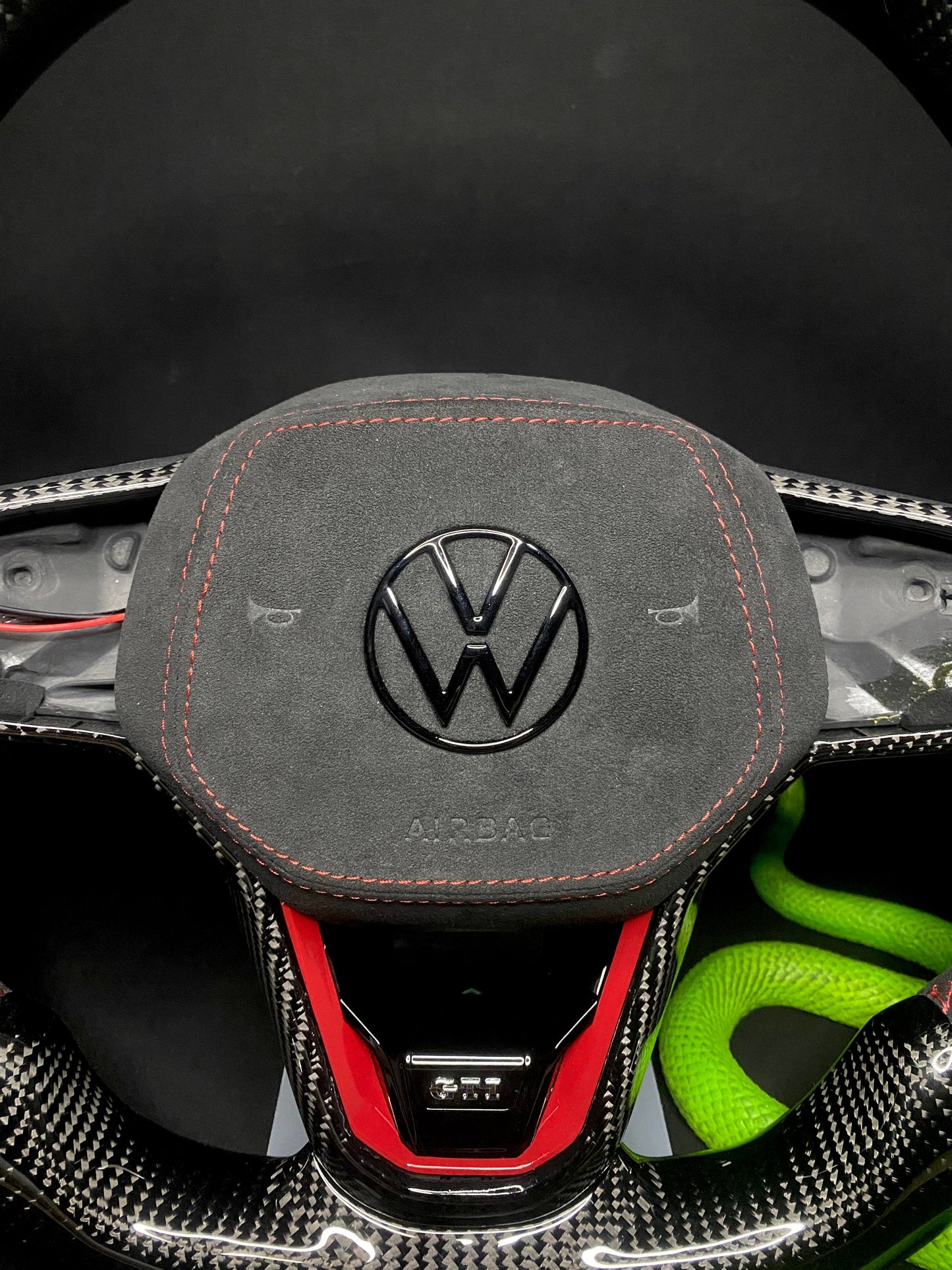 Volant sport VW Golf 8 en carbone (LED)