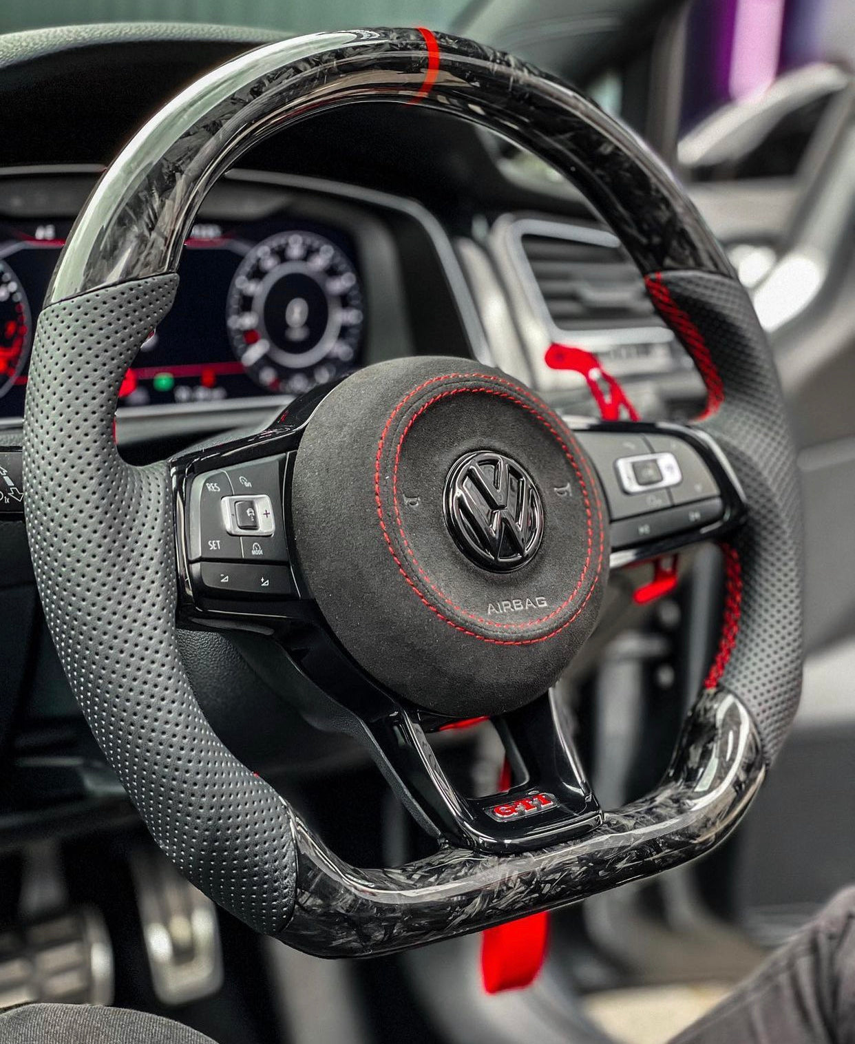 Volant sport VW Golf 7/7.5 en carbone forgé à éclats de couleur