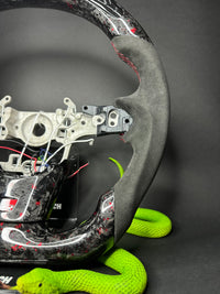 Volant Toyota Yaris GR Sport en carbone forgé avec séparateur de couleurs (LED)