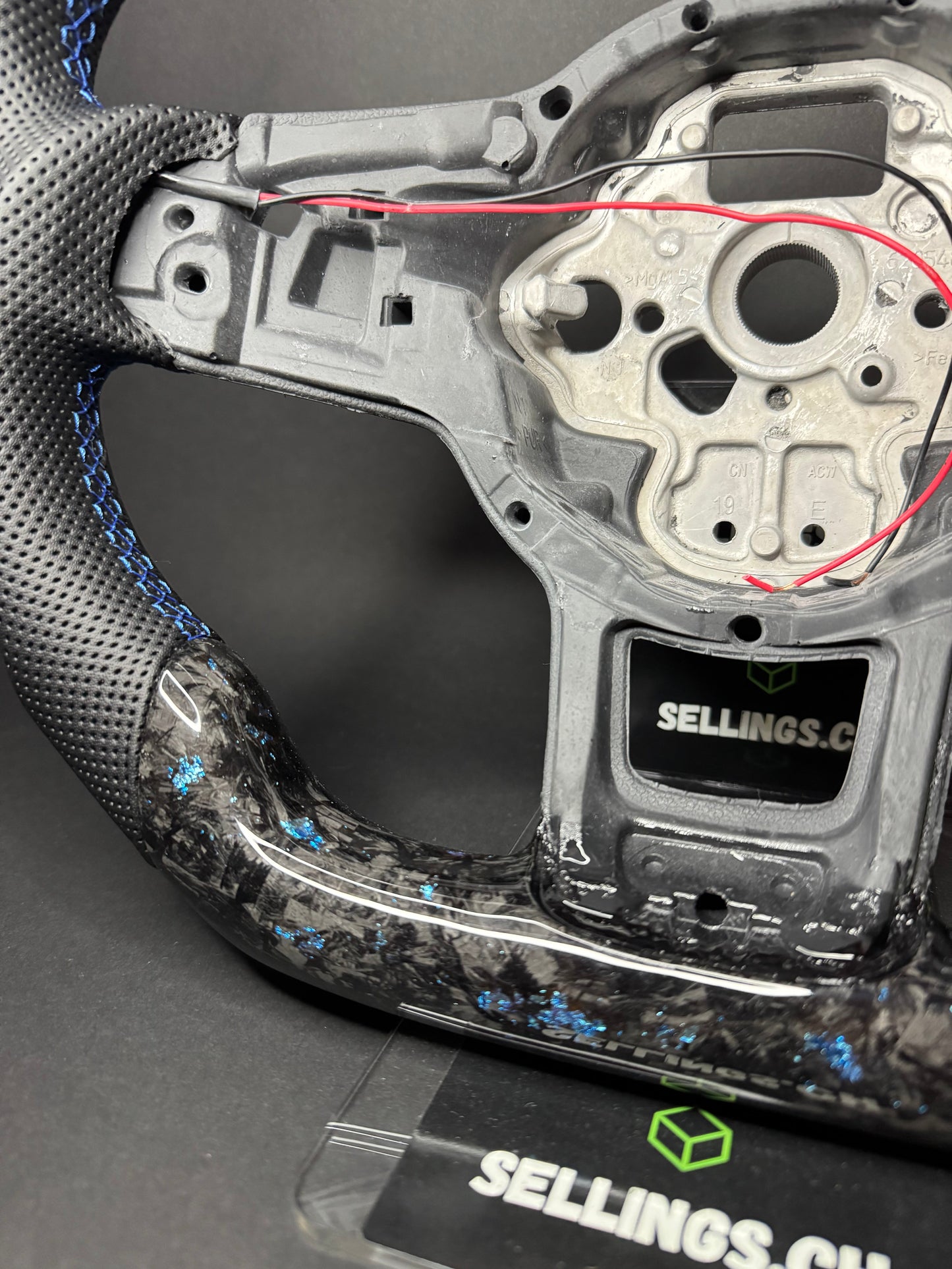 VW Golf 7/7.5 Sportlenkrad Forged Carbon Farbsplitter (LED)